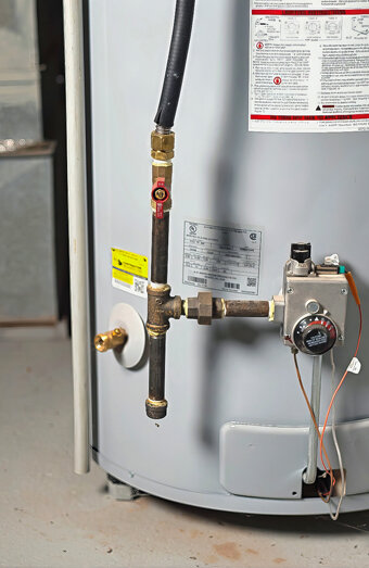 https://fremantlehotwater.com.au/uploads/2025/06/gas-hot-water-system-65811.jpg
